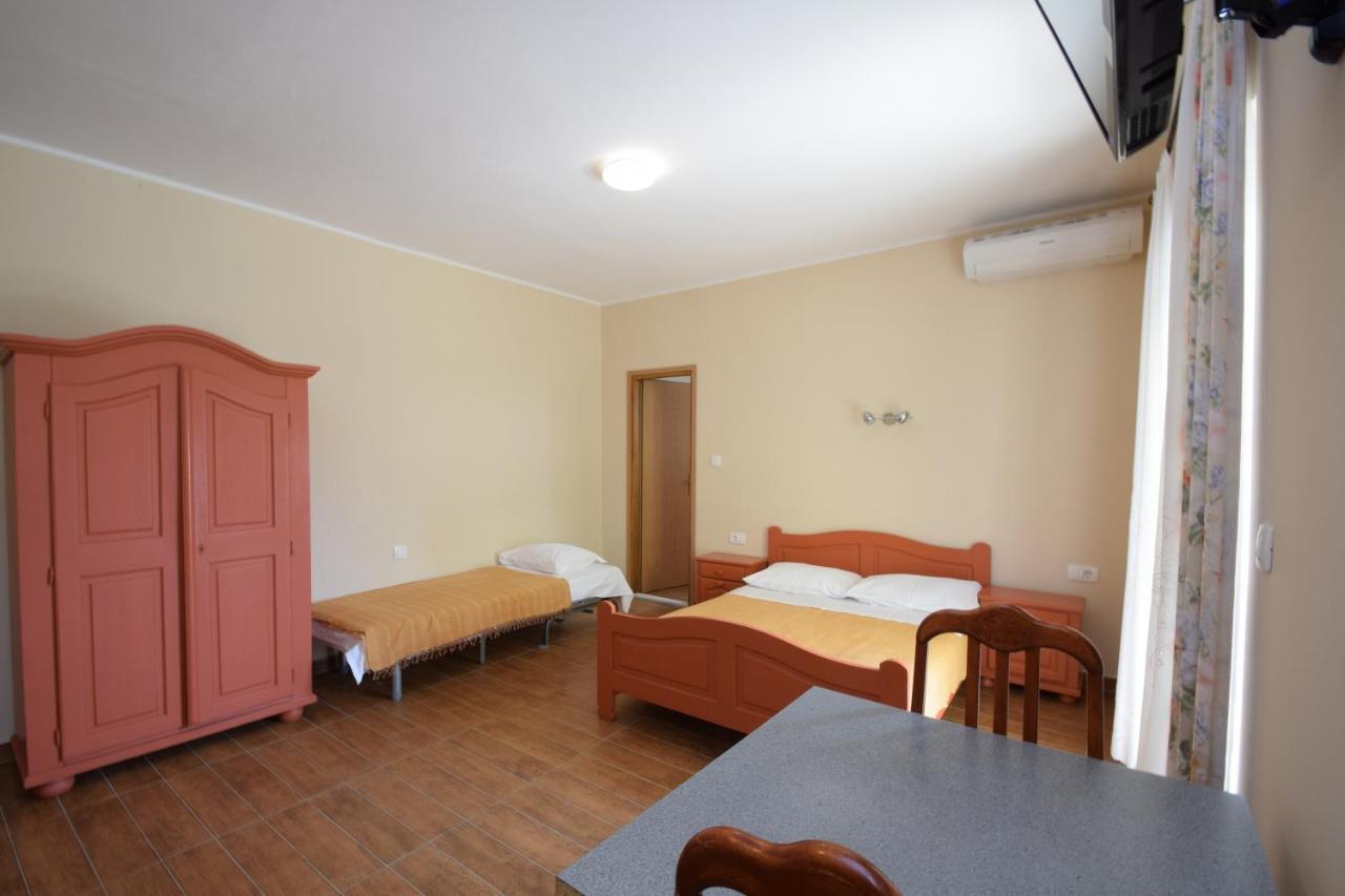 Apartments Nina Starigrad Paklenica Exterior foto